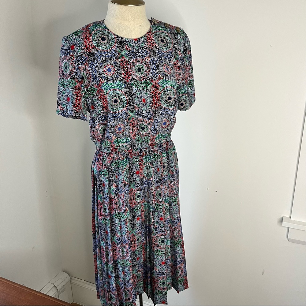 Vintage Leslie Fay Decorative Circle Scroll Design Short Sleeve Pleated …